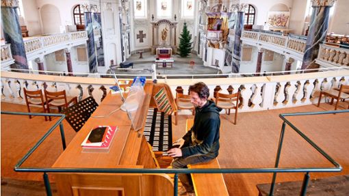 Bezirkskantor Martin Kaleschke weiß, wie er die Orgel zum Klingen bringt. Foto: Simon Granville