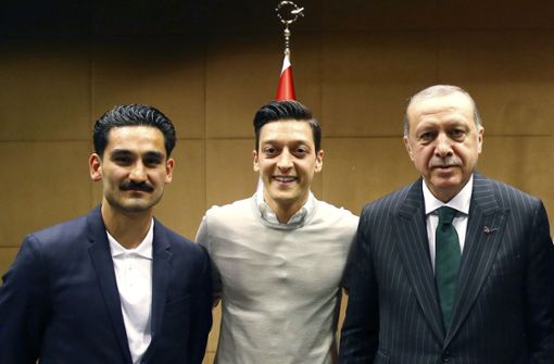 Ilkay Gündogan (links) und  Mesut Özil lassen sich mit dem türkischen Präsidenten Recep Tayyip Erdogan (rechts) ablichten.Foto:dpa Foto:  