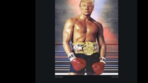 Donald Trump zeigt sich als als „Rocky“. Foto: AFP/ERIC BARADAT