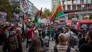 Menschen nehmen am 09. Oktober in Stuttgart an einer pro-palästinensischen Kundgebung teil. Foto: dpa/Christoph Schmidt