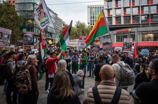 Menschen nehmen am 09. Oktober in Stuttgart an einer pro-palästinensischen Kundgebung teil. Foto: dpa/Christoph Schmidt