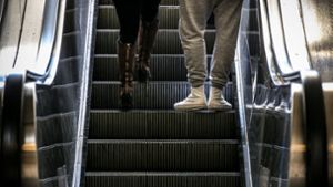 Taschendiebe bestehlen 79-Jährige auf Rolltreppe – Polizei sucht Zeugen
