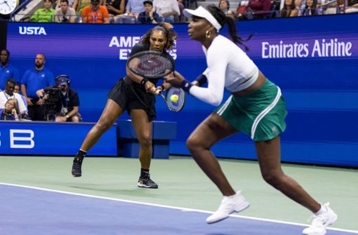 Serena Williams (links) and Venus Williams mussten sich geschlagen geben. Foto: AFP/COREY SIPKIN