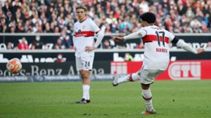 Der perfekte Schuss: Omar Marmoush trifft gegen den FC Augsburg über die Mauer ins linke Lattenkreuz. Foto: Pressefoto Baumann