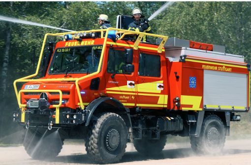 Neuartiges Tanklöschfahrzeug für Waldbrände – die Reifen werden zum Schutz bewässert. Foto: Daimler Truck Global Communications
