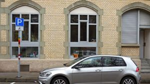 Gewohntes Bild: Auf dem Behindertenparkplatz in der Stubaier Straße, Ecke Ötztaler Straße steht unbefugt ein Auto. Foto: Elke Hauptmann