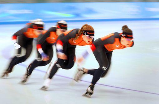 Flott unterwegs: Antoinette de Jong (von links), Marijke Groenewod, Rene Schouten und Ireen Wüst beim Training in der olympischen Halle in Peking. Foto: imago/ZUMA Wire