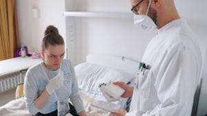 Eine Long-Covid-Patientin  beim Riechtraining mit einem HNO-Arzt im Krankenhaus Foto: dpa/Jörg Carstensen