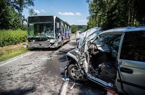 Ein 57 Jahre alter Mann ist bei einem Verkehrsunfall in der Nähe von Frickenhausen ums Leben gekommen. Foto: SDMG