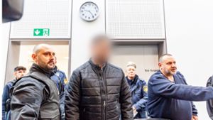 Der Angeklagte wird in den Gerichtssaal in Ingolstadt geführt. Foto: Cornelia Hammer/dpa/Cornelia Hammer