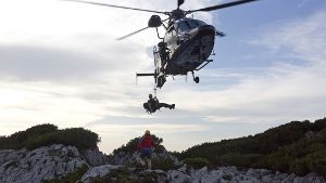 Hubschrauber bringen Helfer und Material zur Riesending-Schachthöhle. Foto: BRK/Getty Images