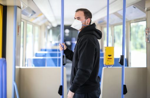 In Bus, Bahn und an Bahnhöfen gilt derzeit Maskenpflicht (Symbolbild). Foto: dpa/Christoph Schmidt