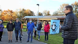 Auf dem Dach des Jugendhauses ist seit vielen Jahren eine Fotovoltaikanlage in Betrieb. Bürgermeister Gerhard Kuttler (rechts) warb dafür, auch Privathäuser energietechnisch aufzurüsten. Foto: /Katja Eisenhardt