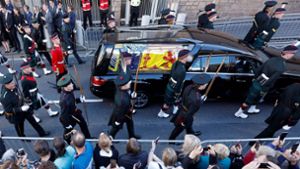 Der Trauerzug mit dem Sarg der Queen hat sich am Montagnachmittag in Edinburgh in Bewegung gesetzt. Foto: AFP/ODD ANDERSEN