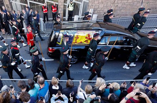 Der Trauerzug mit dem Sarg der Queen hat sich am Montagnachmittag in Edinburgh in Bewegung gesetzt. Foto: AFP/ODD ANDERSEN