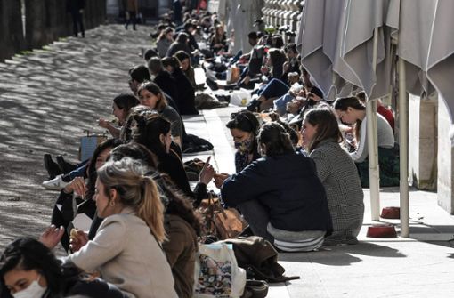 Am ersten warmen Wochenende des Jahres strömten die Pariser auf Plätze und Straßen. Die Coronaregeln wurden dabei allerdings nicht immer eingehalten. Foto: AFP/ALAIN JOCARD