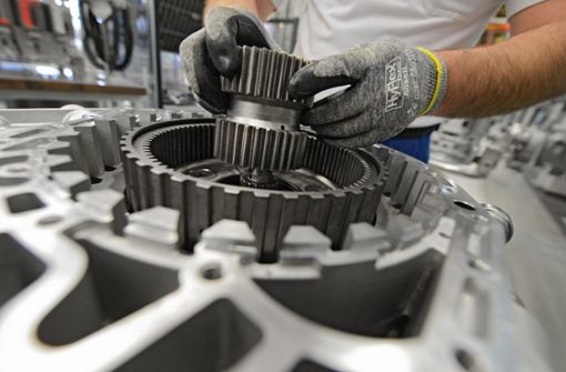 Ein Arbeiter montiert ein Getriebe. Der Export von Maschinen läuft derzeit allerdings in Deutschland nicht wie geschmiert. Foto: dpa/Felix Kästle