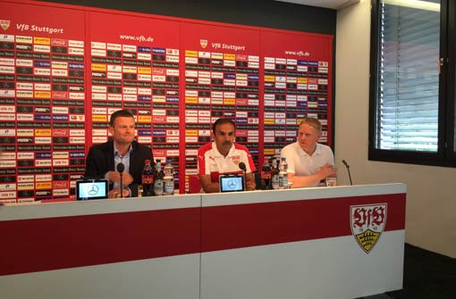 Der neue VfB-Trainer Jos Luhukay (Mitte) und Jochen Röttgermann, Vorstand Marketing und Vertrieb, haben sich am Mittwoch den Fragen der Medienvertreter gestellt. Foto: Matthias Kapaun