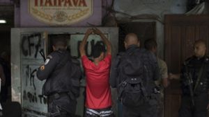 Bei einem Polizeieinsatz in einer Favela in Rio de Janeiro wurde ein Mann untersucht. Foto: AP