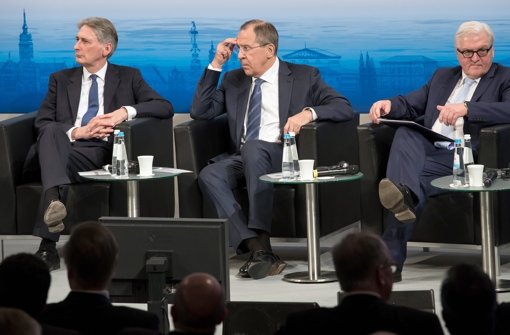 Beratung der Außenminister: Philip Hammond (Großbritannien), Sergej Lawrow (Russland) und Frank-Walter Steinmeier ( Foto: dpa