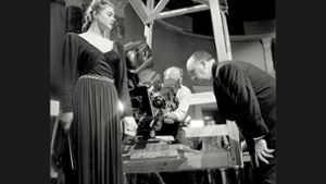 Robert Capa hat 1945 dokumentiert, wie Alfred Hitchcock (re.) mit Capas damaliger Geliebten Ingrid Bergman „Berüchtigt“ inszenierte. Foto: Magnum Photos/