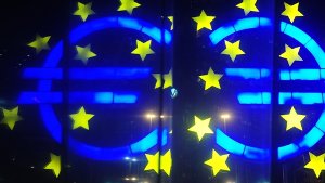 Die Europäische Zentralbank (EZB) plant umfangreiche Staatsanleihenkäufe: Segen oder Fluch?  Foto: dpa