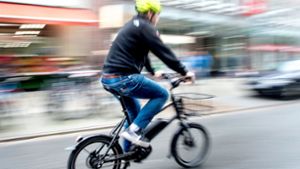 Tempo! Die schnellen E-Bikes sind ihren Fahrern manchmal überlegen. Foto: dpa