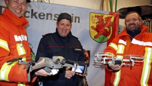 Die Drackensteiner Feuerwehrleute Sebastian Gemeinhardt, Daniel Dormann und Alexander Mayer präsentieren ihre Drohnen. Foto:  