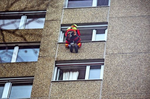 Ein Höhenretter musste sich aus dem 13. Stock abseilen. Foto: 7aktuell.de/David M. Skiba