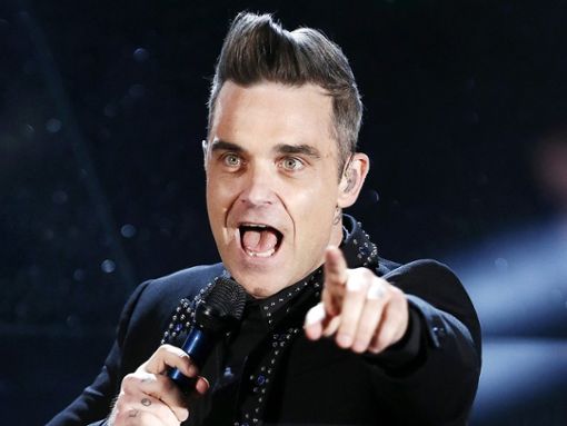 Während eines Konzerts von Robbie Williams verletzte sich ein Fan schwer - jetzt starb die Frau im Krankenhaus. Foto: Andrea Raffin/Shutterstock.com