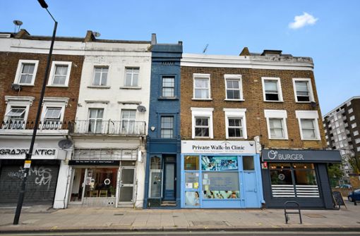 Mit dunkelblauer Fassade wirkt das schmalste Haus Londons zwischen den anderen Gebäuden wie eingequetscht. Foto: imago images/Cover-Images