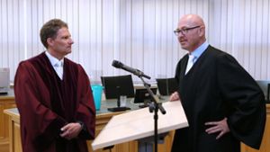 Bundesanwalt Kai Lohse (links) und Hans-Dieter Weber, einer der beiden Verteidiger des Angeklagten sind hier kurz vor Prozessbeginn zu sehen. Foto: dpa/Ronny Hartmann
