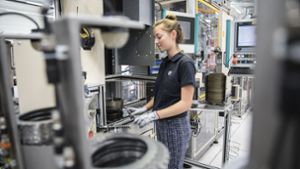 Neue Tätigkeitsfelder: Eine Mitarbeiterin von ZF montiert Komponenten für einen Elektromotor. Foto: ZF Friedrichshafen AG/Dominik Gigler