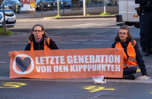 Fast täglich blockieren Klimaaktivisten  der Letzten Generation Straßen in Deutschland, wie hier in Berlin (Archivbild). Foto: IMAGO/Seeliger/IMAGO/snapshot-photography/T.Seeliger