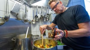 Der vegane Koch in seiner kleinen Küche vom Körle und Adam in Feuerbach. Foto: Lichtgut//Oliver Willikonsky