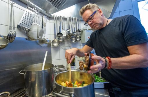 Der vegane Koch in seiner kleinen Küche vom Körle und Adam in Feuerbach. Foto: Lichtgut//Oliver Willikonsky