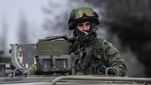 Ein russischer Soldat auf der Krim. Foto: Andrew Lubimov/dpa/AP/obs