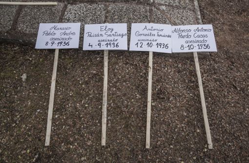 Schilder mit den Namen von Verstorbenen liegen  auf dem Boden des Friedhofs von Estepar  (Archivbild). Die Überreste von nach dem spanischen Bürgerkrieg vom faschistischen Franco-Regime getöteten Dorfbewohnern wurden in neuen Gräbern beigesetzt. Foto: dpa/Celestino Arce Lavin
