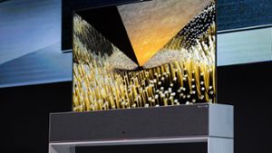 Bei der CES in Las Vegas werden derzeit die neusten Technologie-Innovationen präsentiert. Darunter auch ein einrollbarer Fernseher von LG. Foto: dpa