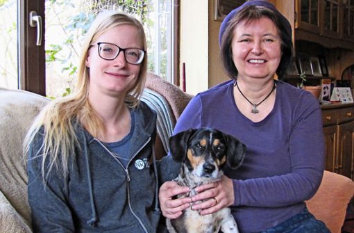 Der Hundebesitzerin Elaine Rauhöft (r.) und dem liebeskranken Rüden Archie hat Natascha Rosner (l.)  bereits geholfen. Foto: Claudia Barner