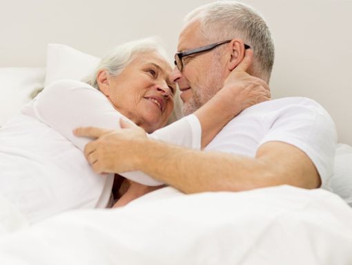 Im Alter verändert sich das Sexleben - das muss aber nicht das Ende von Intimität bedeuten. Foto: Ground Picture/Shutterstock.com