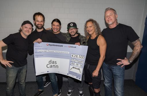 Die Band Metallica hat dem Jugendhaus „dasCann“ aus Bad Cannstatt vor dem Konzert in Stuttgart einen Scheck mit einer Spende im fünfstelligen Bereich überreicht. Foto: Ross Halfin