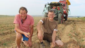 Erich und Steffen Alber (von links) bei der Kartoffelernte in Sielmingen: Sie erklären, warum immer wieder auch einzelne Kartoffeln auf den Feldern zurückbleiben. Foto: Caroline Holowiecki