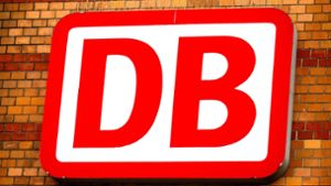 Bei der Deutschen Bahn (DB) stehen Sparmaßnahmen an. Foto: Sina Schuldt/dpa