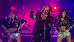 Frontman Vince Neil ließ es mit seiner Band Mötley Crüe beim Auftakt des deutschen Teils der Abschiedstour in Stuttgart so richtig krachen. Foto: dpa