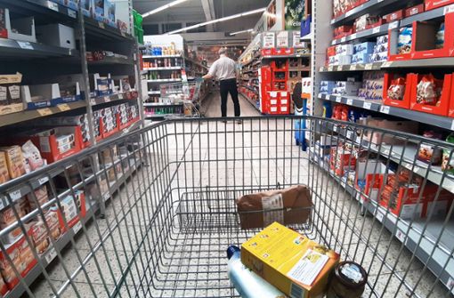 Folge der Inflation: volle Regale mit teurer werdenden Lebensmitteln – aber weniger Produkte im Einkaufswagen. Foto: Imago/Martin Wagner