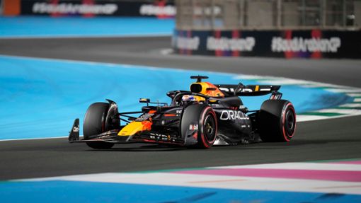 Max Verstappen startet in Saudi-Arabien von der Pole Position. Foto: Darko Bandic/AP/dpa