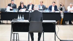 Innenminister Thomas Strobl im Untersuchungsausschuss: Noch hält ihm Kretschmann den Rücken frei, aber der Druck aus der Druck wächst. Foto: dpa/Bernd Weißbrod