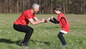 Dieter Bubeck (li.) und sein Sohn Nils trainieren ihr Gleichgewicht. Foto: Baumann