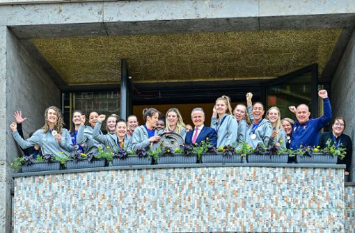 Die Volleyballerinnen auf dem Rathausbalkon – in unserer Bildergalerie zeigen wir die schönsten Fotos von den Feierlichkeiten von Allianz MTV Stuttgart am Mittwoch. Foto: Baumann/Jens Körner